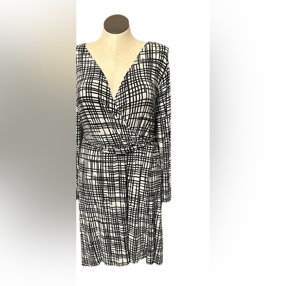 AVA & VIV black and white pattern dresss size 1X wrap with back tie